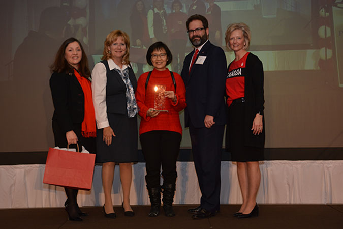 PLASP Volunteer Services Manager Sharon Leal, Brampton Mayor Linda Jeffrey, PLASP Board President Paul Street and PLASP CEO Lynn Hiebert pose for a photo with a PLASP volunteer as she accepts an award 